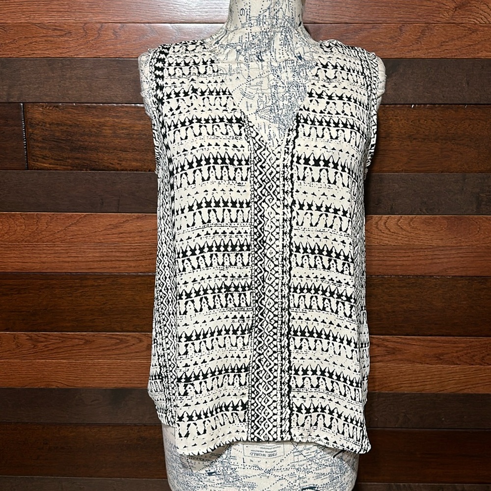 No Brand Tag V Neck Black and Creamy White Zigzag Sleeveless Blouse